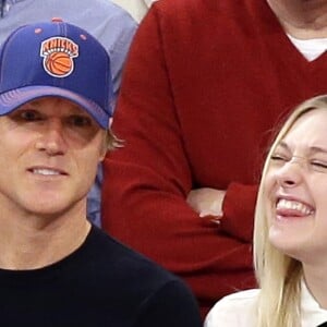 Dakota Fanning regarde les New York Knicks avec son père Steven au Madison Square Garden à New York le 30 novembre 2014.