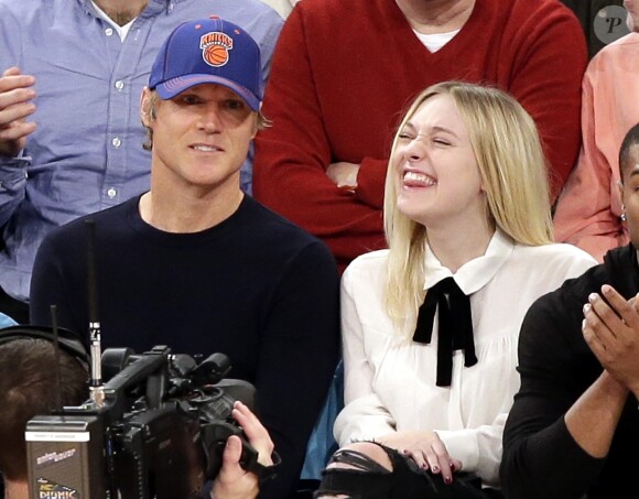 Dakota Fanning regarde les New York Knicks avec son père Steven au Madison Square Garden à New York le 30 novembre 2014.