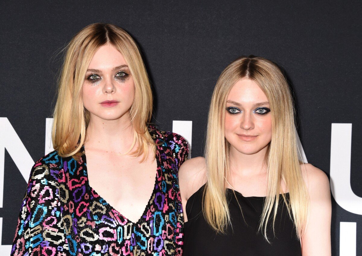 Photo Elle Fanning Et Sa Soeur Dakota Fanning People Au Défilé Saint Laurent à Hollywood Le 0859