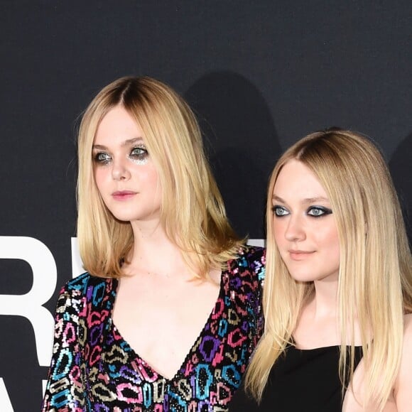 Elle Fanning et sa soeur Dakota Fanning - People au défilé Saint-Laurent à Hollywood le 10 février 2016.