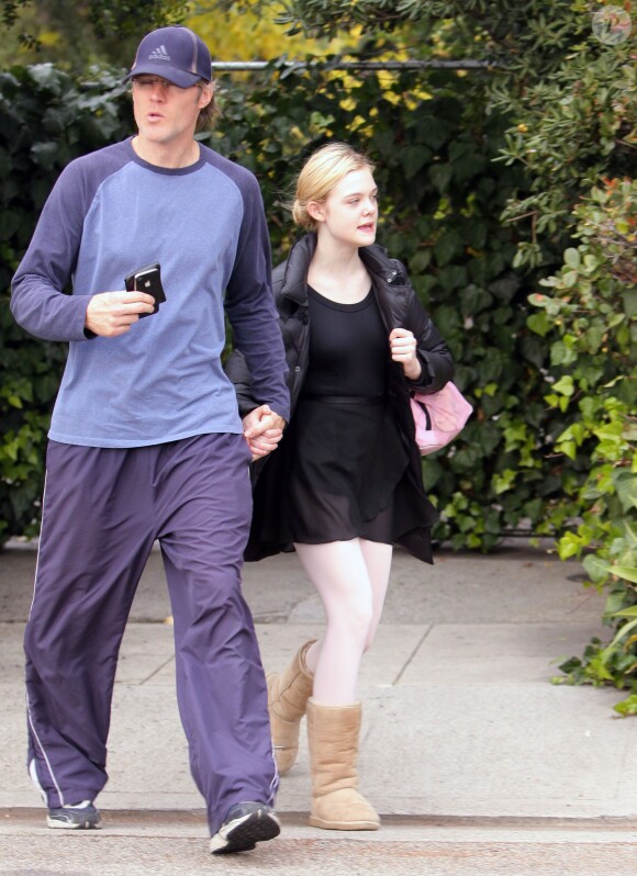 Elle Fanning et son père à North Hollywood, le 4 décembre 2010.