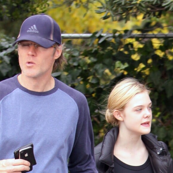 Elle Fanning et son père à North Hollywood, le 4 décembre 2010.