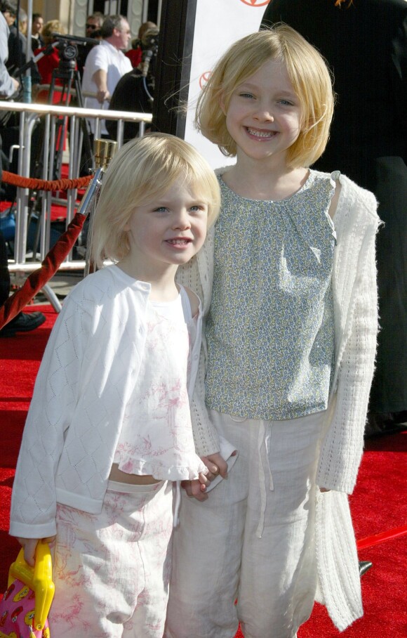 Elle Fanning et Dakota Fanning à Los Angeles en mars 2002.