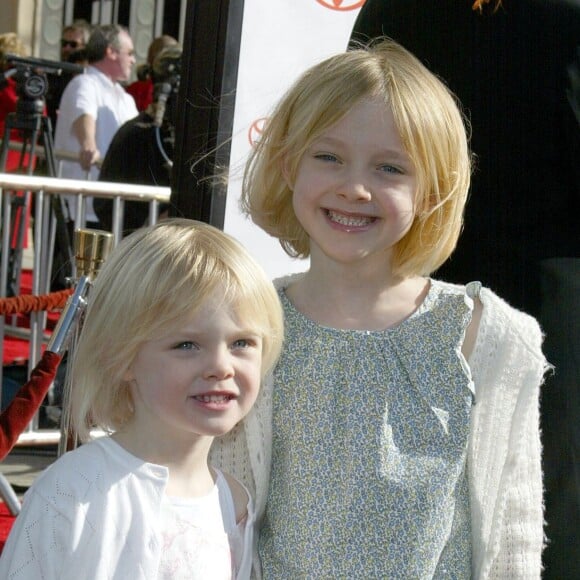 Elle Fanning et Dakota Fanning à Los Angeles en mars 2002.