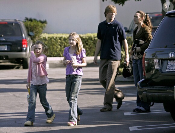 Dakota Fanning et sa soeur Elle avec leurs parents derrière à Studio City, le 24 février 2006.