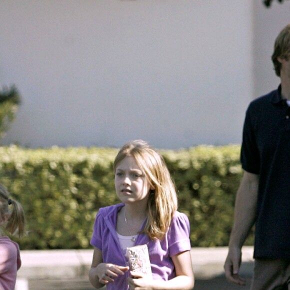 Dakota Fanning et sa soeur Elle avec leurs parents derrière à Studio City, le 24 février 2006.