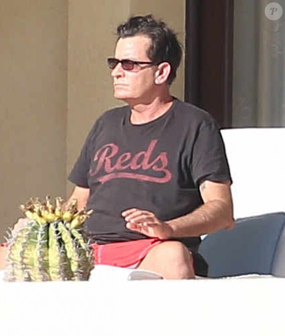 L'acteur Charlie Sheen se repose dans un hôtel de Cabo San Luca au Mexique le 21 janvier 2016.