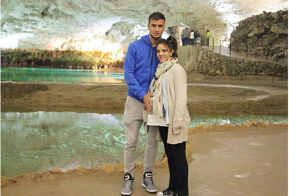 Emanuel Mammana et sa compagne Magui, visitent une grotte quelques jours avant l'accouchement.