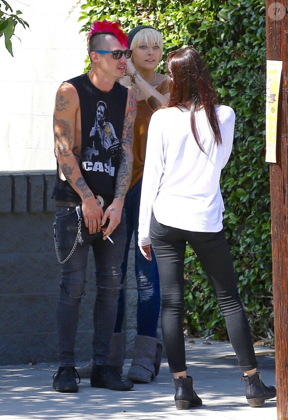 Exclusif - Paris Jackson et son petit ami Michael Snoddy se baladent en amoureux dans les rues de Los Angeles, le 11 octobre 2016