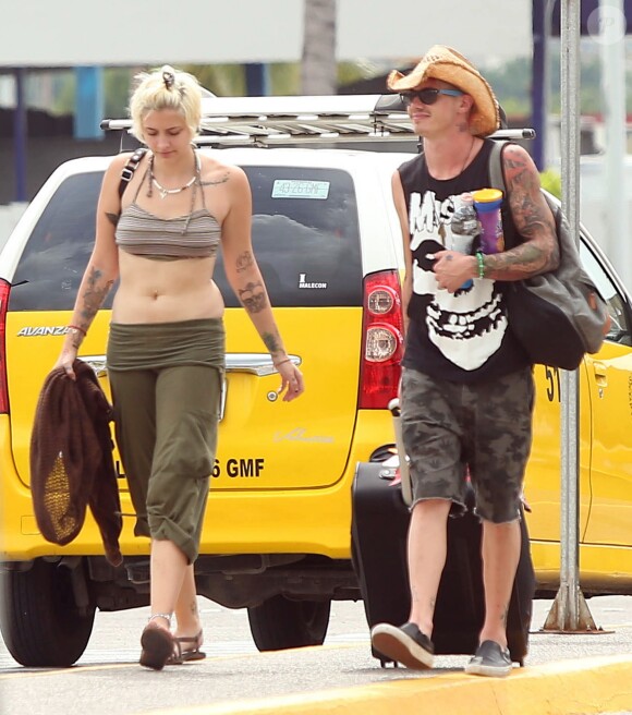 Exclusif - Paris Jackson et son petit ami Michael Snoddy arrivent à l'aéroport de Mexico pour prendre l’avion après des vacances romantiques, le 4 octobre 2016
