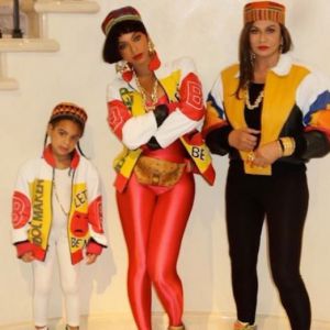 Blue Ivy Carter, Beyoncé et Tina Knowles assistent à l'anniversaire d'Angela Beyince, habillées en membres du groupe Salt-N-Pepa. Octobre 2016.