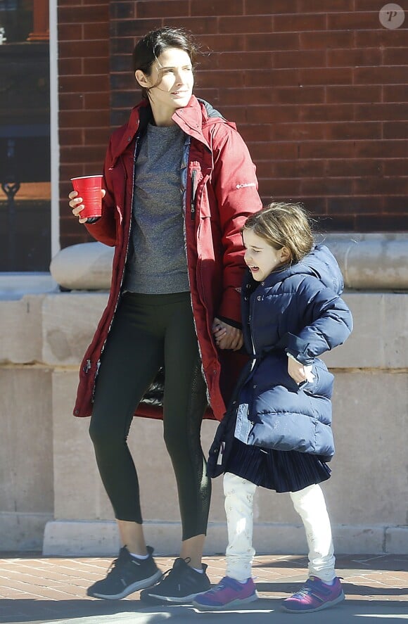 Exclusif - Cobie Smulders prend une pause sur le tournage du film "Jack Reacher 2" pour aller déjeuner avec sa fille Shaelyn à la Nouvelle-Orléans, le 4 janvier 2016.