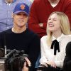 Dakota Fanning regarde les New York Knicks avec son père Steven au Madison Square Garden à New York le 30 novembre 2014.