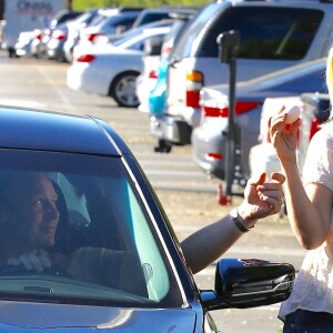 Tori Spelling enceinte rencontre Ian Ziering à la sortie du supermarché Ralph à Tarzana, le 2 novembre 2016