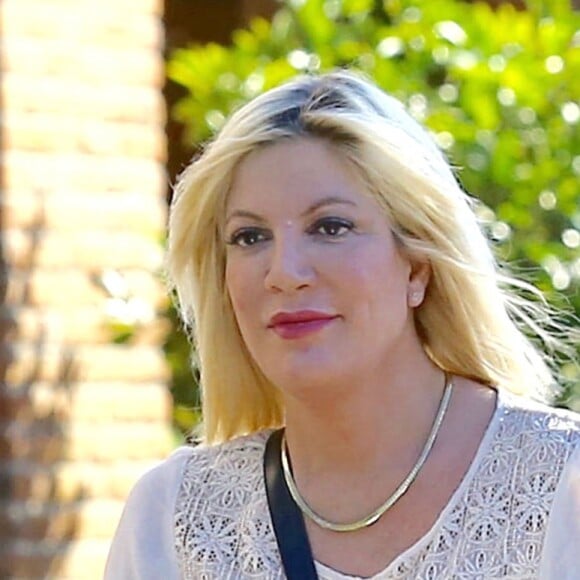 Tori Spelling enceinte rencontre Ian Ziering à la sortie du supermarché Ralph à Tarzana, le 2 novembre 2016