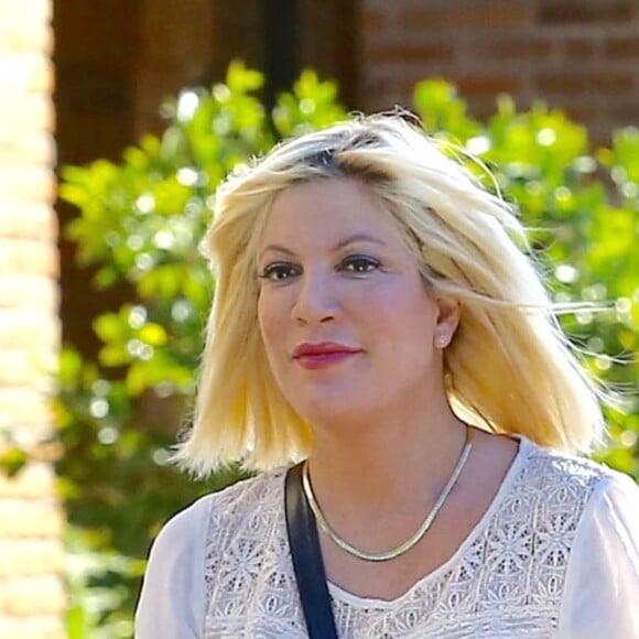 Tori Spelling enceinte rencontre Ian Ziering à la sortie du supermarché Ralph à Tarzana, le 2 novembre 2016