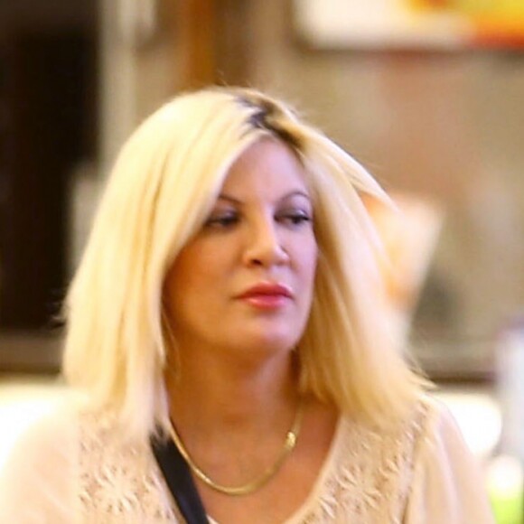 Tori Spelling enceinte rencontre Ian Ziering à la sortie du supermarché Ralph à Tarzana, le 2 novembre 2016