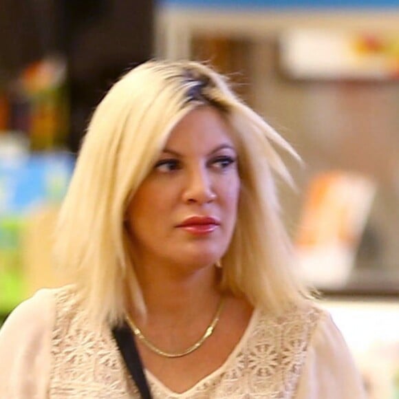 Tori Spelling enceinte rencontre Ian Ziering à la sortie du supermarché Ralph à Tarzana, le 2 novembre 2016