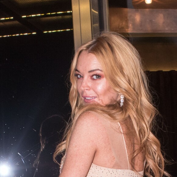 Lindsay Lohan pose devant l'entrée de son nouveau nightclub à Athènes en Grèce, le 15 octobre 2016