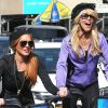 Lindsay Lohan et sa mere Dina se promenent a velo dans les rues de New York. Le 8 octobre 2013