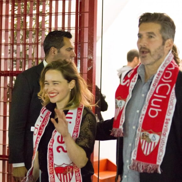 Emilia Clarke et David Benioff - Les acteurs de la série Game of Thrones assistent au match de football Seville contre Barcelone à Séville le 7 novembre 2016.