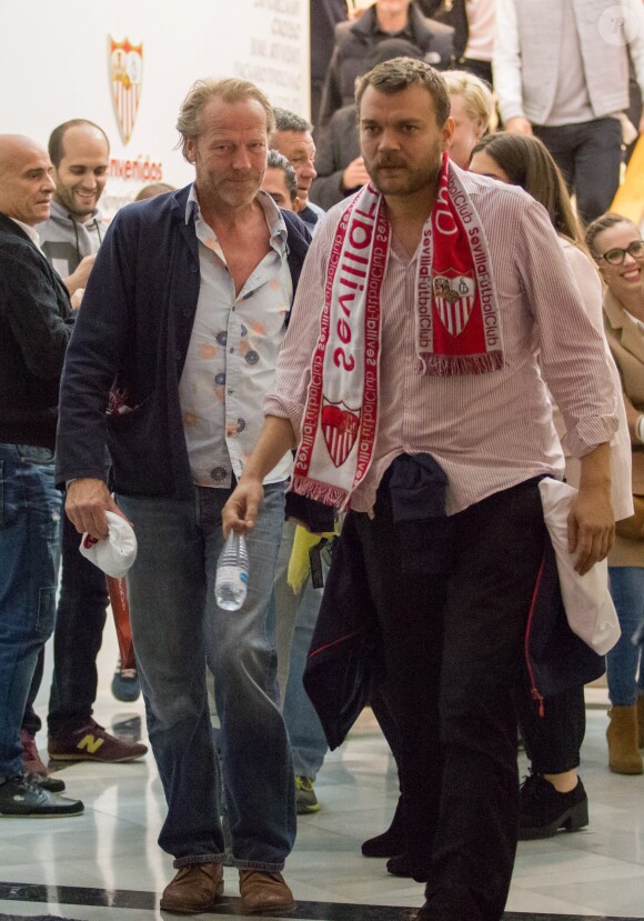 Pilou Asbaek et Iain Glen - Les acteurs de la série Game of Thrones assistent au match de football Seville contre Barcelone à Séville le 7 novembre 2016.