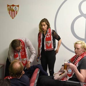 Pilou Asbaek, Emilia Clarke et Gwendoline Christie - Les acteurs de la série Game of Thrones assistent au match de football Seville contre Barcelone à Séville le 7 novembre 2016.
