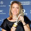 Justine Henin pose avec son trophée "Laureus World Sportswoman of the Year" à Saint-Petersbourg le 19 février 2008.