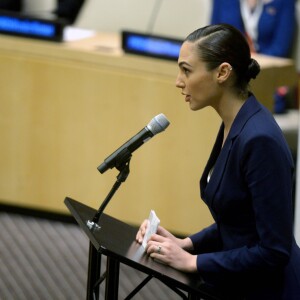 Gal Gadot - L'ONU a chargé Wonder Woman, un personnage de bande dessinée américaine, de promouvoir les droits des femmes. Wonder Woman mettra ses supers pouvoirs au service d'une campagne onusienne d'un an sur l'émancipation des femmes et des filles. Elle a été désignée vendredi ambassadrice des Nations Unies, en présence de l'actrice Lynda Carter, qui l'a incarnée à la télévision, et de la présidente de DC Entertainment Diane Nelson qui détient les droits du personnage. Le lancement de cette campagne coïncide avec le 75ème anniversaire de la première apparition de Wonder Woman dans un "comic book", pendant la seconde guerre mondiale, et avec un film produit par Warner Bros qui doit sortir l'été prochain.