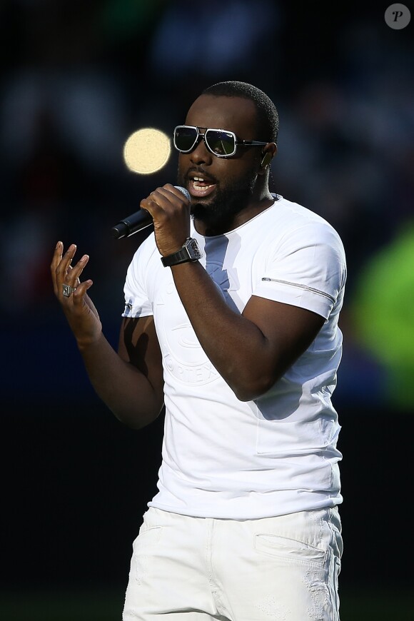 Maître Gims a ambiancé le Stade de France en interprétant 3 chansons avant la rencontre, et en présentant à la fin de son mini-show (avant le coup d'envoi de la finale PSG-Lille), le trophée de la Coupe de la Ligue 2016 à Paris, le 23 avril 2016.