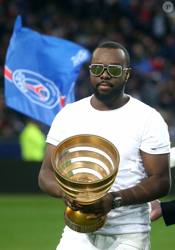 Maître Gims a ambiancé le Stade de France en interprétant 3 chansons avant la rencontre, et en présentant à la fin de son mini-show (avant le coup d'envoi de la finale PSG-Lille), le trophée de la Coupe de la Ligue 2016 à Paris, le 23 avril 2016.
