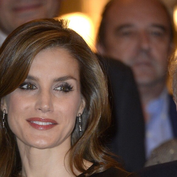 Le roi Felipe VI et la reine Letizia d'Espagne lors de la remise du "Francisco Cerecedo Journalism Award" à l'hôtel Le Ritz à Madrid, Espagne, le 10 novembre 2016.
