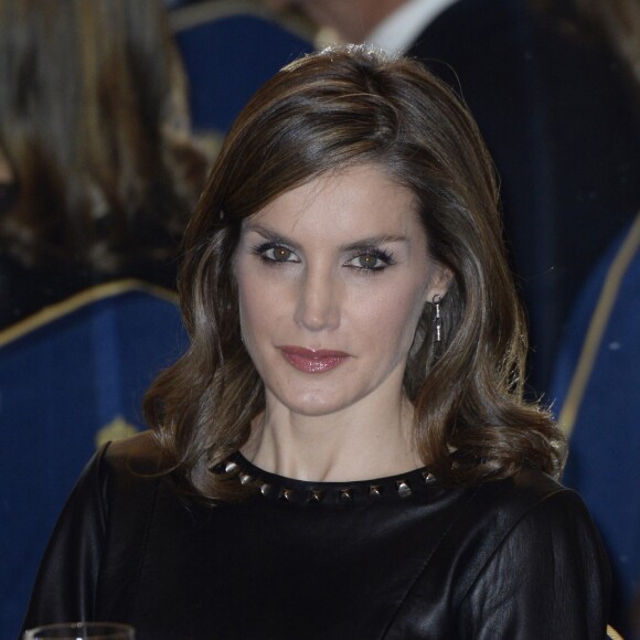 Le roi Felipe VI et la reine Letizia d'Espagne lors de la remise du "Francisco Cerecedo Journalism Award" à l'hôtel Le Ritz à Madrid, Espagne, le 10 novembre 2016.