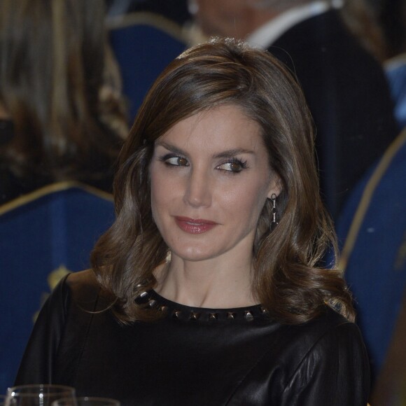 Le roi Felipe VI et la reine Letizia d'Espagne lors de la remise du "Francisco Cerecedo Journalism Award" à l'hôtel Le Ritz à Madrid, Espagne, le 10 novembre 2016.