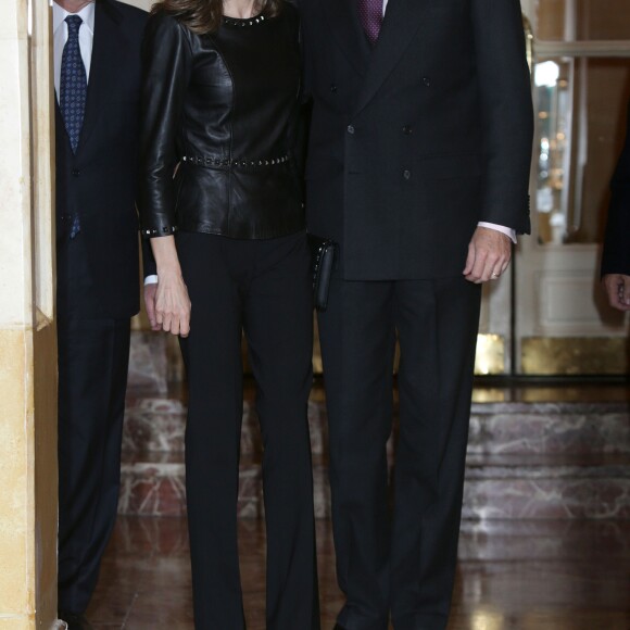 Le roi Felipe VI et la reine Letizia d'Espagne lors de la remise du "Francisco Cerecedo Journalism Award" à l'hôtel Le Ritz à Madrid, Espagne, le 10 novembre 2016.