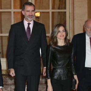 Le roi Felipe VI et la reine Letizia d'Espagne lors de la remise du "Francisco Cerecedo Journalism Award" à l'hôtel Le Ritz à Madrid, Espagne, le 10 novembre 2016.