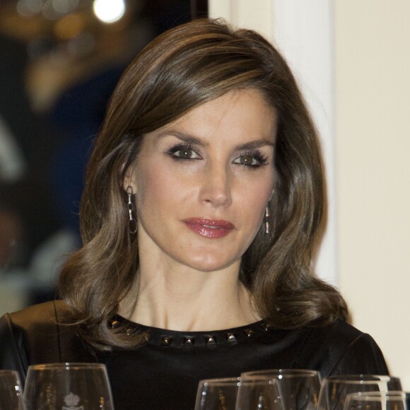 Le roi Felipe VI et la reine Letizia d'Espagne lors de la remise du "Francisco Cerecedo Journalism Award" à l'hôtel Le Ritz à Madrid, Espagne, le 10 novembre 2016.