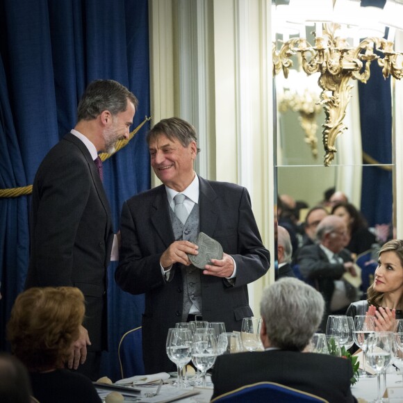 Le roi Felipe VI et la reine Letizia d'Espagne lors de la remise du "Francisco Cerecedo Journalism Award" à l'hôtel Le Ritz à Madrid, Espagne, le 10 novembre 2016.