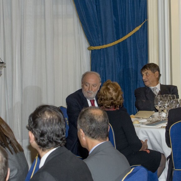 Le roi Felipe VI et la reine Letizia d'Espagne lors de la remise du "Francisco Cerecedo Journalism Award" à l'hôtel Le Ritz à Madrid, Espagne, le 10 novembre 2016.