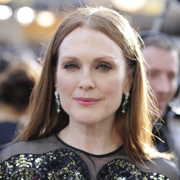 Julianne Moore - Arrivées à la montée des marches du film "Café Society" pour l'ouverture du 69e Festival International du Film de Cannes. Le 11 mai 2016