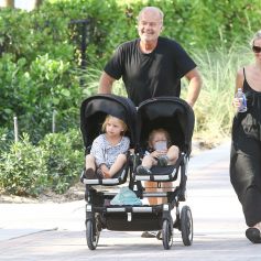 Kelsey Grammer se promène avec sa femme Kayte Walsh et leurs enfants Faith et Kelsey à Miami le 14 Avril 2016