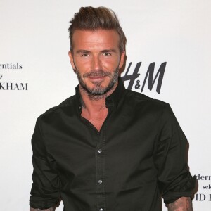 David Beckham pose lors du lancement de la nouvelle collection pour la marque H&M à Los Angeles, le 26 septembre 2016.