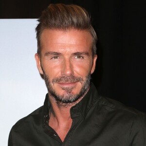 David Beckham pose lors du lancement de la nouvelle collection pour la marque H&M à Los Angeles, le 26 septembre 2016.