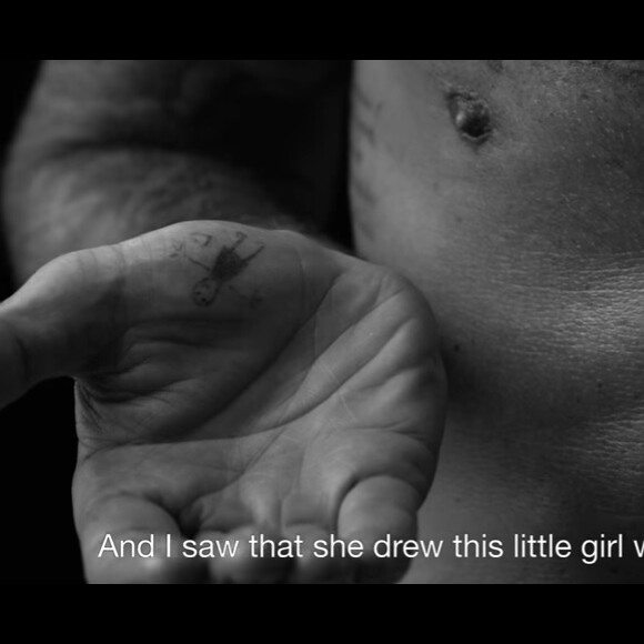 David Beckham dévoilant le tatouage inspiré par sa fille Harper dans la vidéo de campagne pour Biotherm Homme.