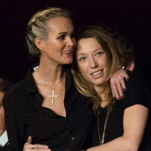 Exclusif - Laeticia Hallyday et Laura Smet au concert caritatif de Johnny Hallyday pour l'association de sa femme "La Bonne Etoile", qui vient en aide aux enfants du Vietnam, au Trianon à Paris, le 15 decembre 2013.