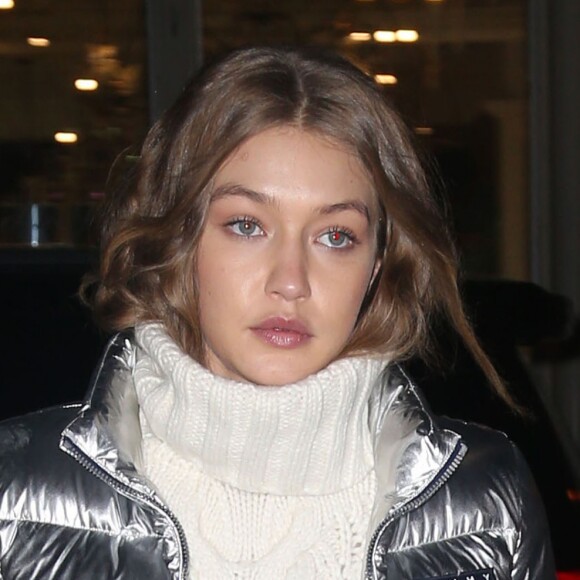 Gigi Hadid porte une doudoune argentée dans les rues de New York, le 1er novembre 2016