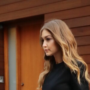 Gigi Hadid quitte son appartement dans la matinée à New York, le 2 novembre 2016.