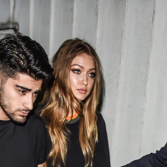 Zayn Malik et sa compagne Gigi Hadid quitte le défilé de mode "Versace Versus" à Londres. Le 17 septembre 2016