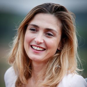 La comédienne française Julie Gayet était la marraine d'une soirée caritative à l'occasion de Octobre Rose, pour sa fondation "Fonds pour la Santé des Femmes", en faveur de la lutte contre le cancer du sein, le 14 octobre 2016. © Olivier Huitel / Crystal Pictures / Bestimage