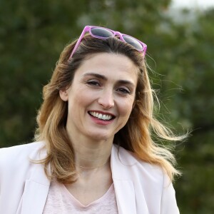 La comédienne française Julie Gayet était la marraine d'une soirée caritative à l'occasion de Octobre Rose, pour sa fondation "Fonds pour la Santé des Femmes", en faveur de la lutte contre le cancer du sein, le 14 octobre 2016. © Olivier Huitel / Crystal Pictures / Bestimage